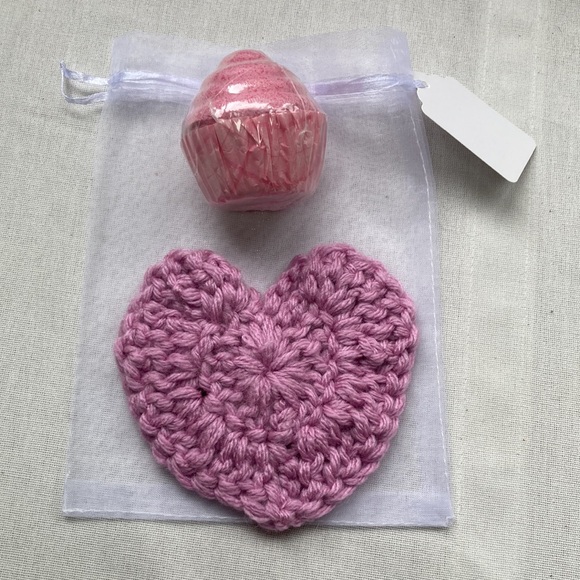 Heart Crochet Scrubby 4.25 x 4 inches and Mini Cupcake Bath Fizzie 2.5 oz  Lilac - Picture 2 of 7